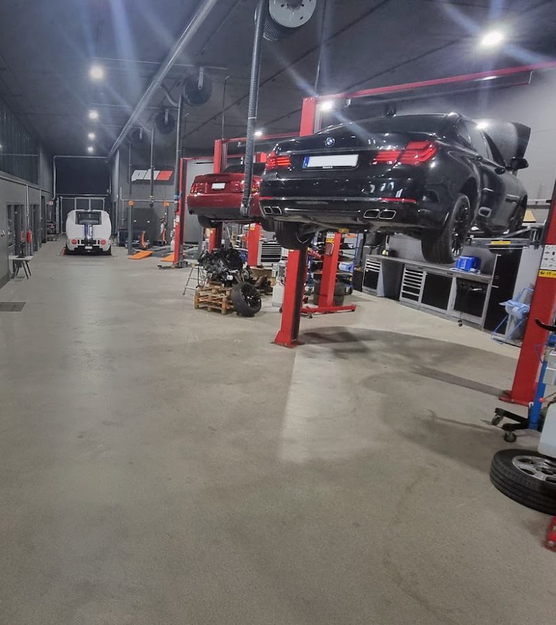 PBZs verkstad full med bilar som servas och repareras