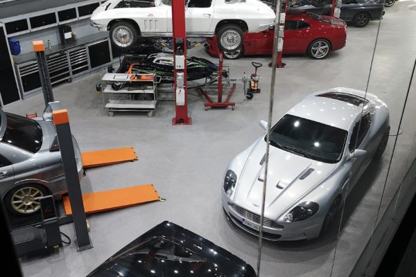 PBZs verkstad full med bilar som servas och repareras