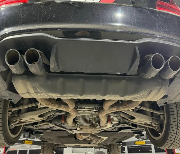 byte-av-avgassystem-före En bil med gammalt avgassystem