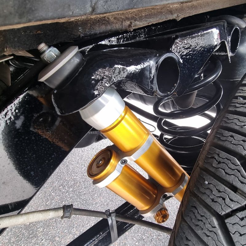 En ny dämpare installerad på en bil