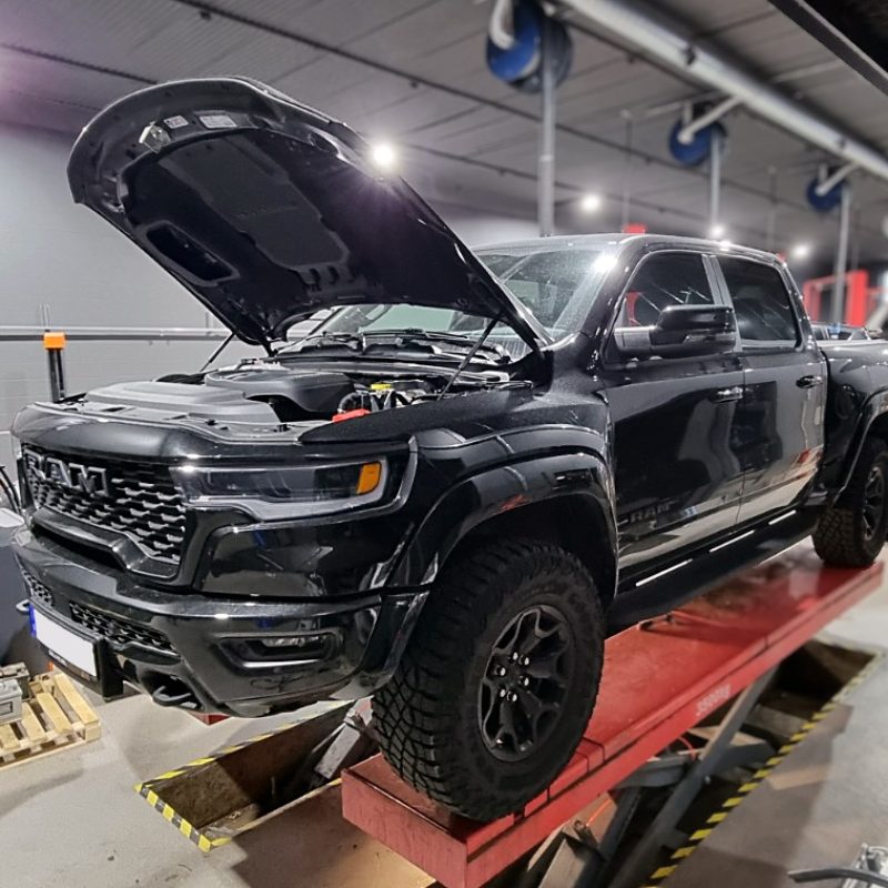 Dodge Ram på lyft i PBZ verkstad