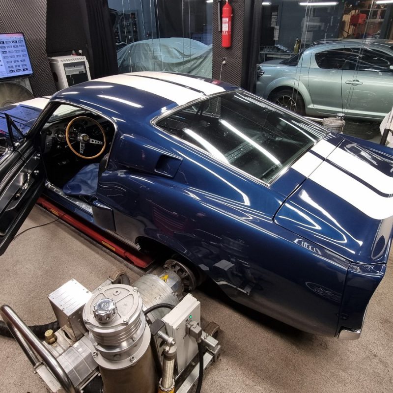 Effektmätning pågår av bil i PBZs dynocell