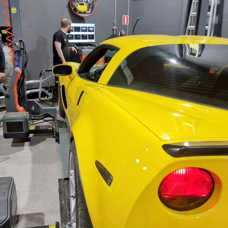 Bil som får sina hjul inställda