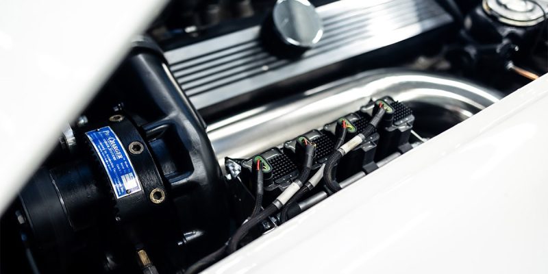 Närbild på en motor i en veteranbil