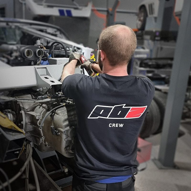 Anställd hos PBZ meckar med en bil