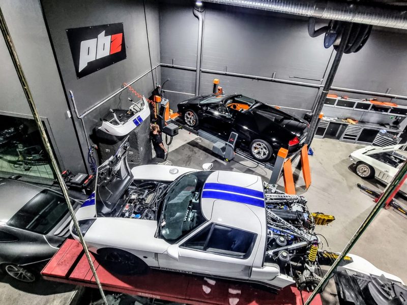 Flera bilar i PBZ verkstad där reparation pågår