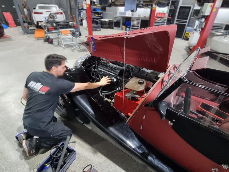 En veteranbil som håller på repareras