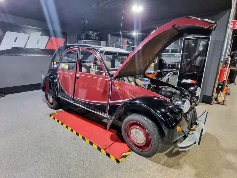 En veteranbil som håller på repareras