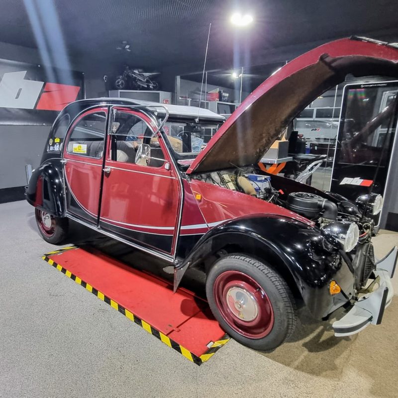 En veteranbil som håller på repareras