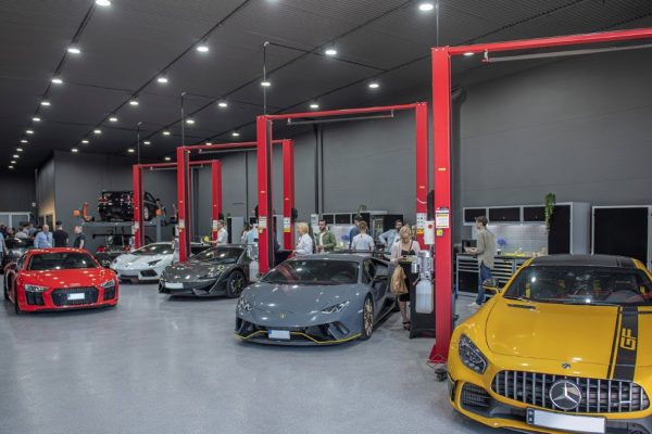 Sportbilar i PBZs verkstad
