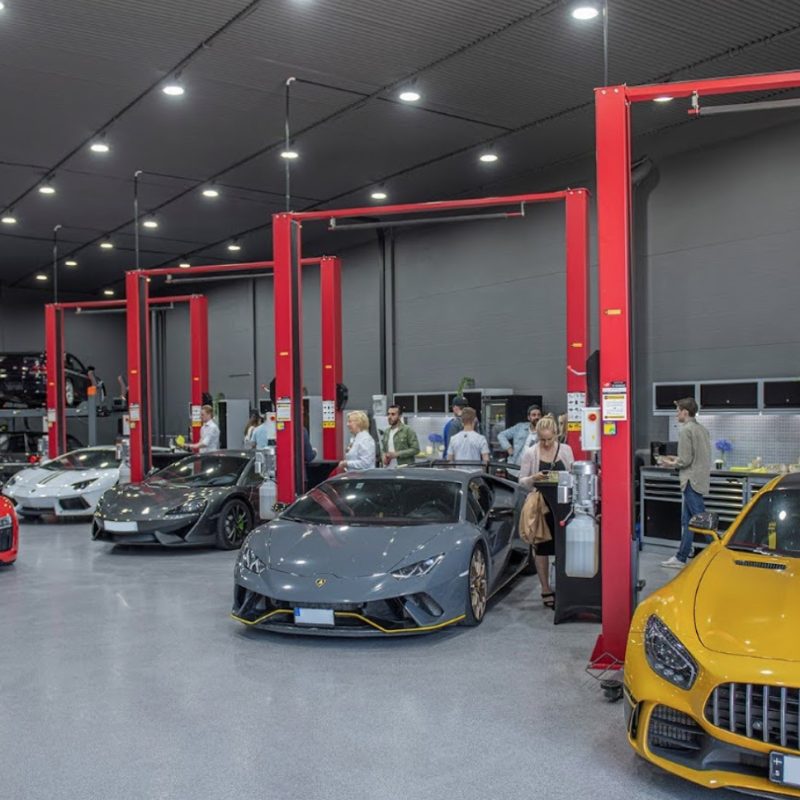 Sportbilar i PBZs verkstad